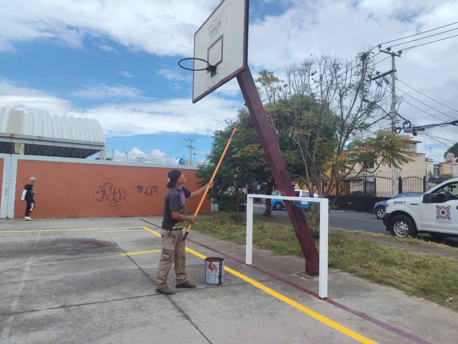 Mantenimiento en la cancha de básquetbol de la unidad Paseos de Chalco