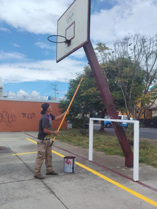 Mantenimiento en la cancha de básquetbol de la unidad Paseos de Chalco
